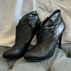 Woman’s Guess Ankle boot heel